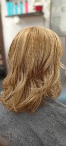 Efekt końcowy koloryzacji balayage – wielowymiarowy, miodowy blond z płynnym przejściem i zdrowym połyskiem.