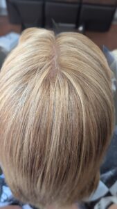 Widok z góry pokazujący idealnie zblendowany odrost i chłodne, beżowe tony po koloryzacji balayage.