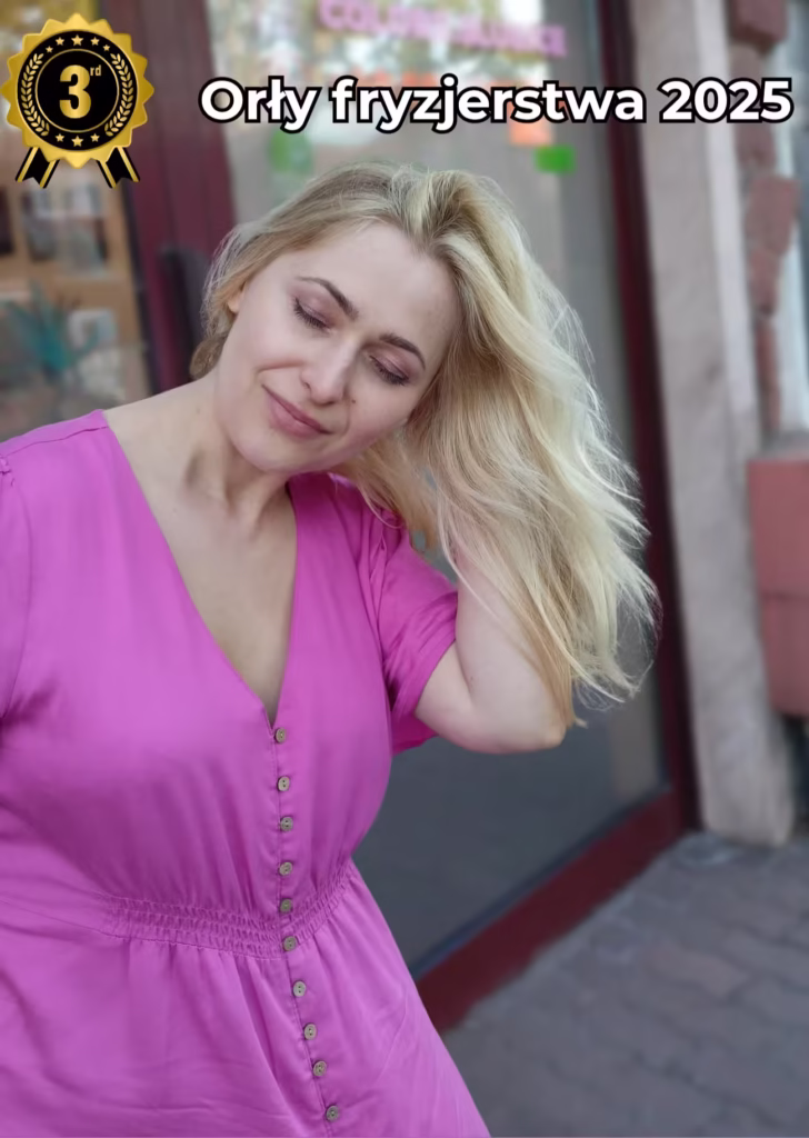 Zadowolona kobieta z długimi, lśniącymi blond włosami po udanej koloryzacji w salonie fryzjerskim Colors w Słubicach.