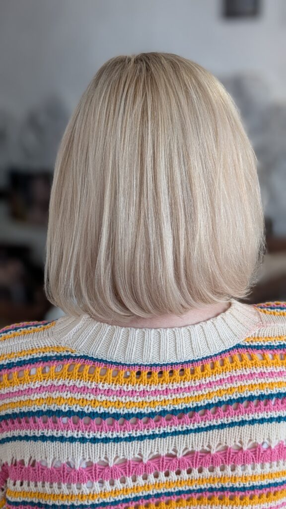 Precyzyjne cięcie bob z chłodnym, perłowym balayage, tworzącym płynne przejścia tonalne, wykonane w salonie Colors Premium w Słubicach.