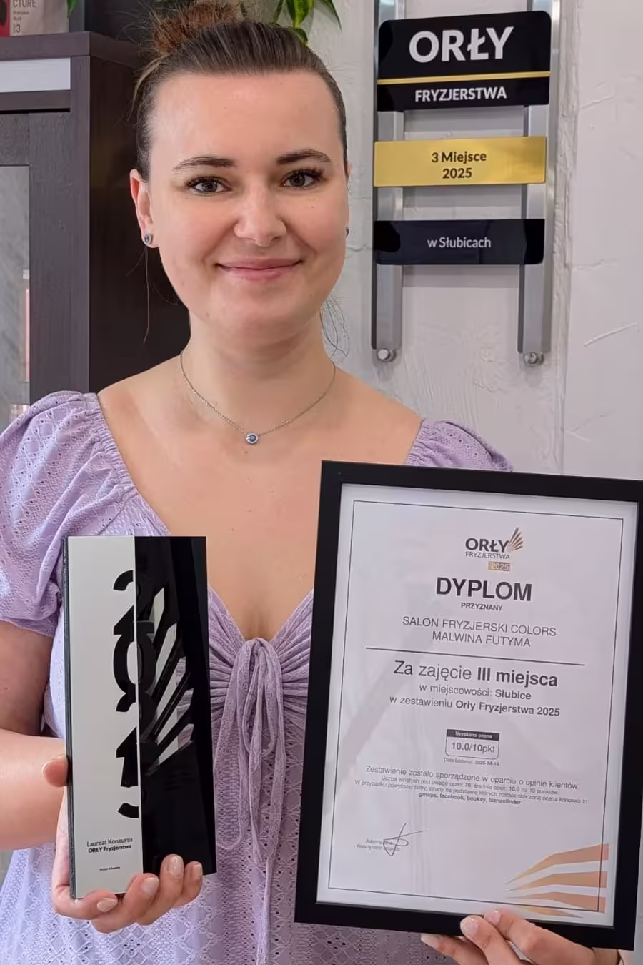 Właścicielka salonu fryzjerskiego Colors – Malwina Futyma – odbiera nagrodę Orły Fryzjerstwa 2025 za najwyższą jakość usług